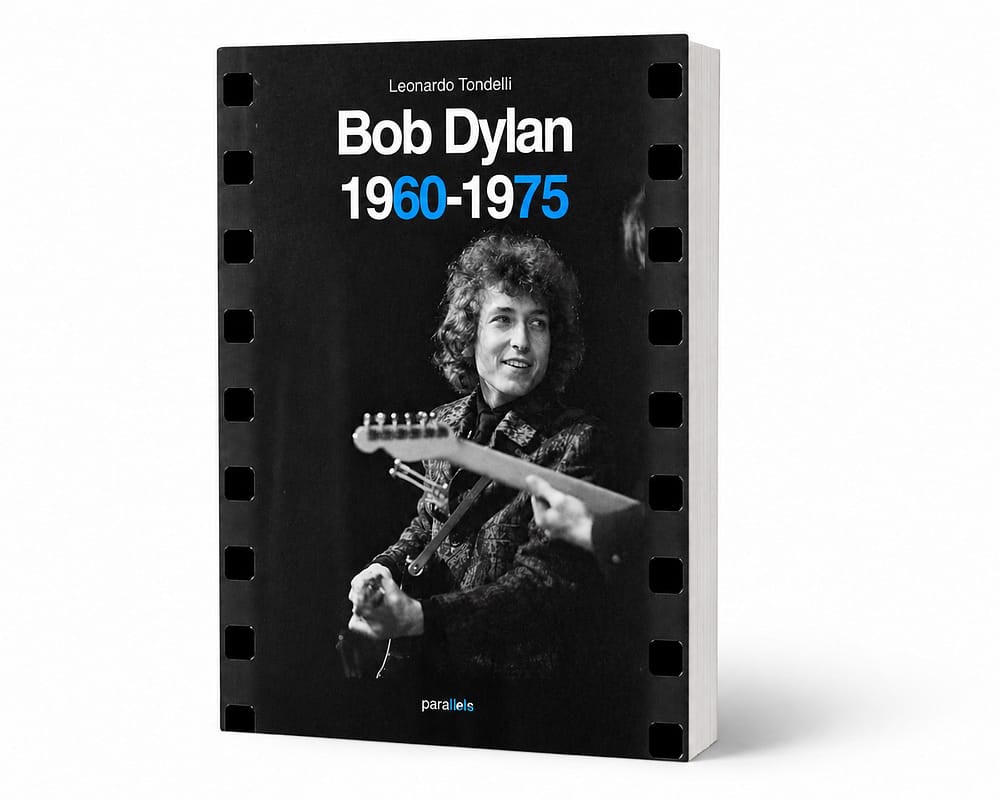 Copertina del libro Bob Dylan 1960-1975 di Leonardo Tondelli, edizioni parallels: Dylan sorride sul palco con la chitarra elettrica, in bianco e nero, tra i bordi di una pellicola.